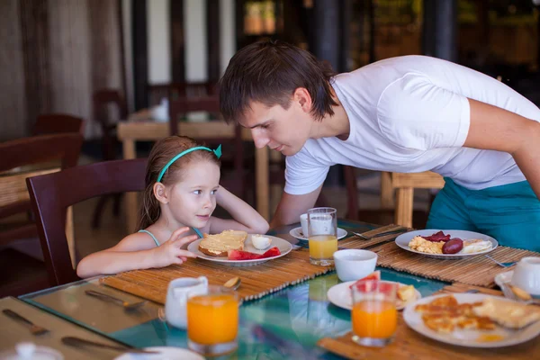 Padre y niña desayunan juntos en la cafetería al aire libre —  Fotos de Stock