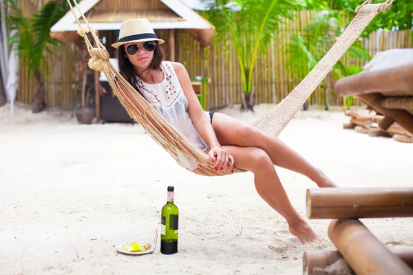 Mujer joven disfrutando de un día soleado en la hamaca —  Fotos de Stock