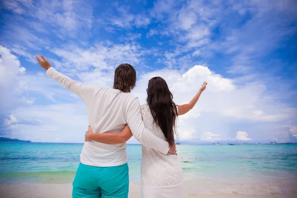 Young couple on tropical beach during summer vacation — Stock Photo, Image