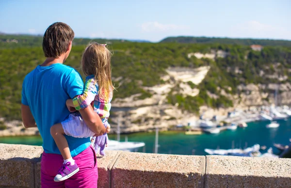 年轻的父亲和小女孩享受美丽的景色的博尼法西奥 — 图库照片