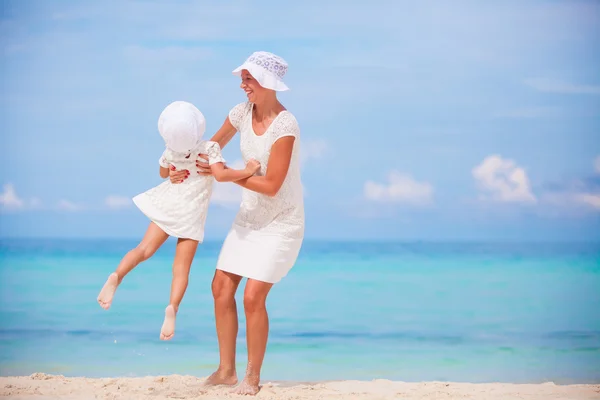 Entzückendes kleines Mädchen und glückliche Mutter im Sommerurlaub — Stockfoto