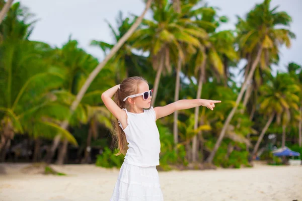 Adorabile bambina durante le vacanze al mare — Foto Stock