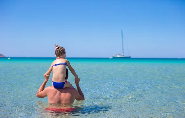 Šťastný otec a rozkošná dceruška na pláži — Stock fotografie