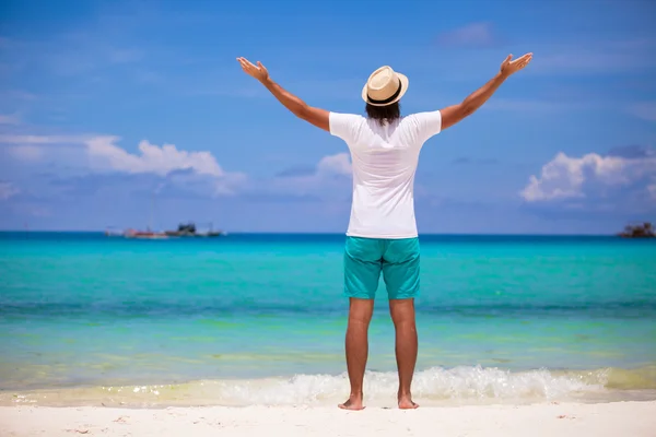 Šťastný mladý muž v pozadí bílý top bílé pláži — Stock fotografie