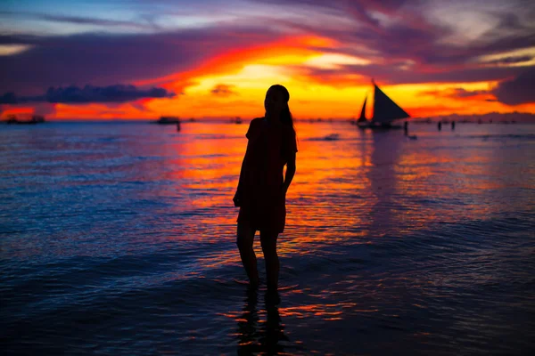 Young beautiful woman at tropical beach in sunset — Stock Photo, Image