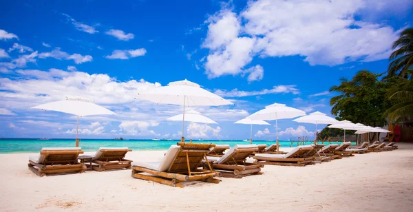 Beach wooden chairs for vacations on tropical beach — Stock Photo, Image