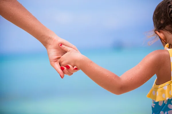 Trust family hands of child girl and mother on white beach — Stock Photo, Image