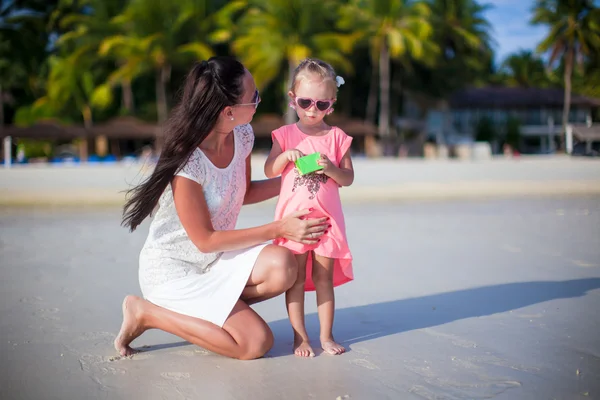 Madre y chica adorable durante las vacaciones en la playa —  Fotos de Stock