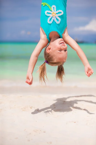 Feliz niña al aire libre durante las vacaciones de verano divertirse con el padre —  Fotos de Stock