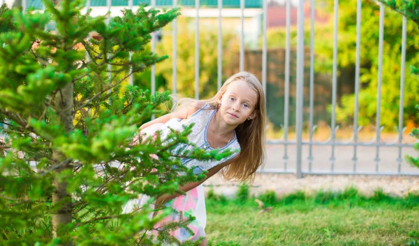 Urocze dziewczynki szczęśliwy świeżym powietrzu w okresie letnim — Zdjęcie stockowe