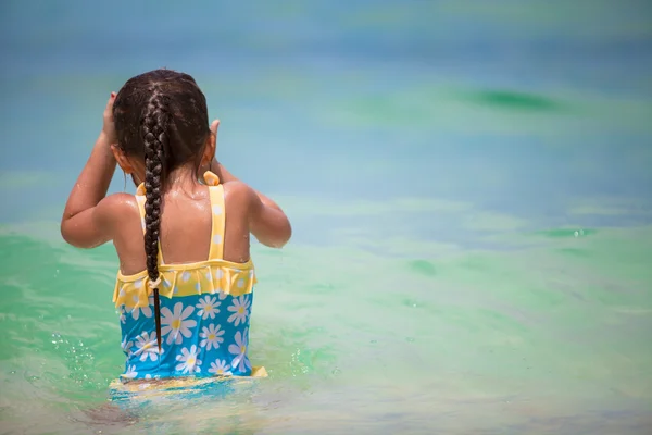 澄んだ海で楽しんで水着で幸せな少女 — ストック写真