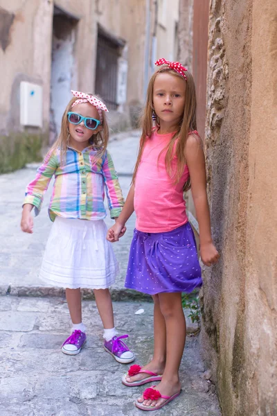 Schattige kleine meisjes buiten in Europese stad — Stockfoto
