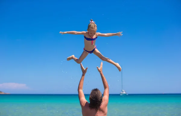 Feliz padre y adorable hijita en la playa —  Fotos de Stock