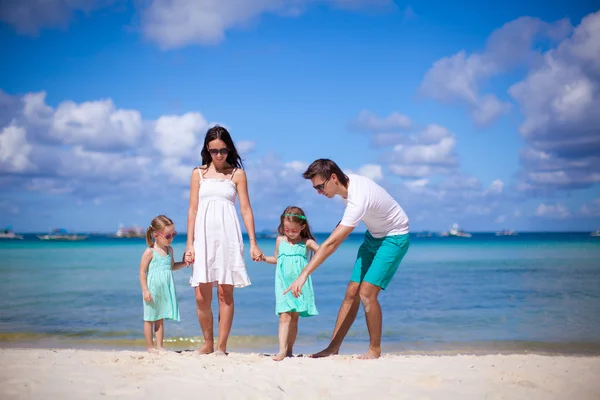 Junge glückliche Familie mit zwei Kindern im Sommerurlaub — Stockfoto
