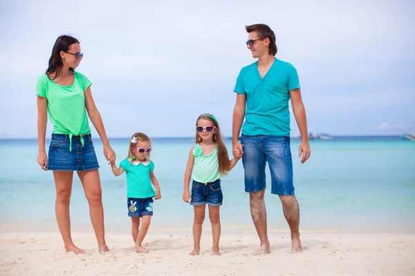 Familia feliz durante las vacaciones de verano en la playa — Foto de Stock