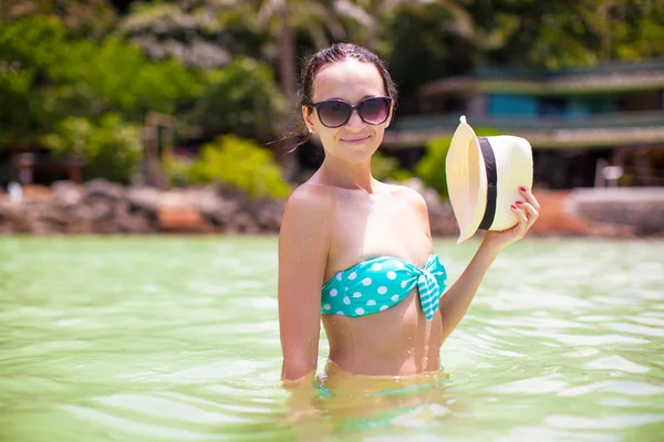 Feliz chica hermosa durante las vacaciones tropicales de playa —  Fotos de Stock