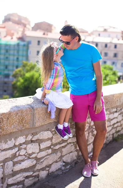 Otec a její malá dcera venku ve městě Bonifacio, Korsika — Stock fotografie