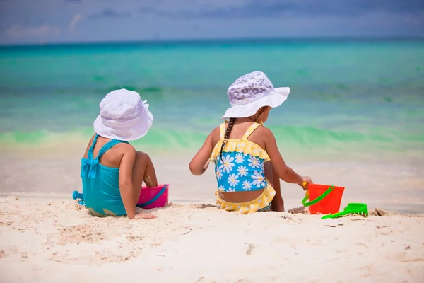 Kleine meisjes spelen met strand speelgoed tijdens tropische vakantie — Stockfoto