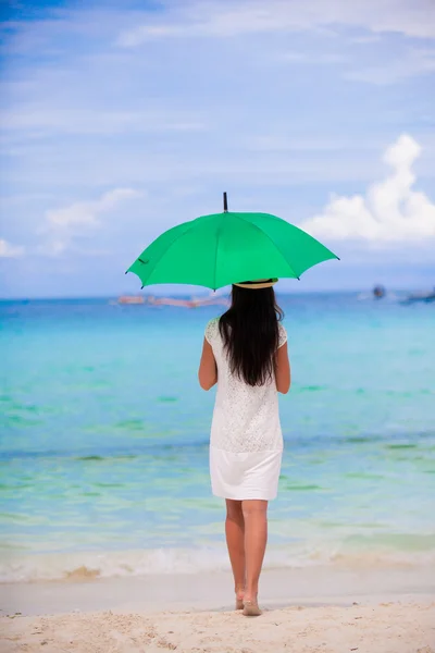 Chica joven con paraguas en la playa blanca — Foto de Stock