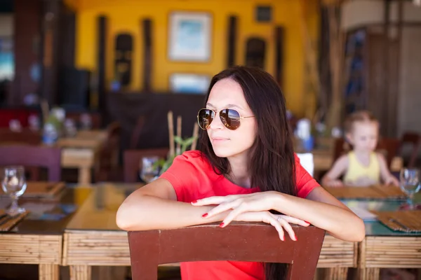Mujer joven desayunando en la cafetería al aire libre en vacaciones de verano —  Fotos de Stock