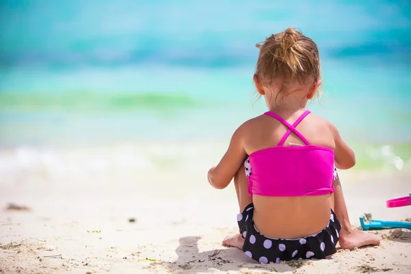 สาวน้อยเล่นกับของเล่นชายหาดในช่วงวันหยุดเขตร้อน — ภาพถ่ายสต็อก