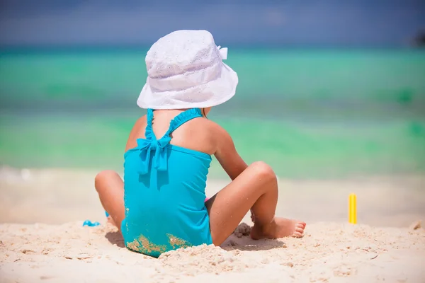 Adorable niña jugando con juguetes durante las vacaciones en la playa —  Fotos de Stock