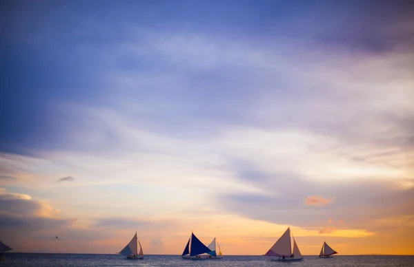 सुंदर सूर्यास्तामध्ये जहाजे समुद्रकिनारा — स्टॉक फोटो, इमेज