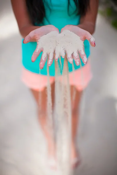 White sand through the fingers of the young girl — Stock Photo, Image