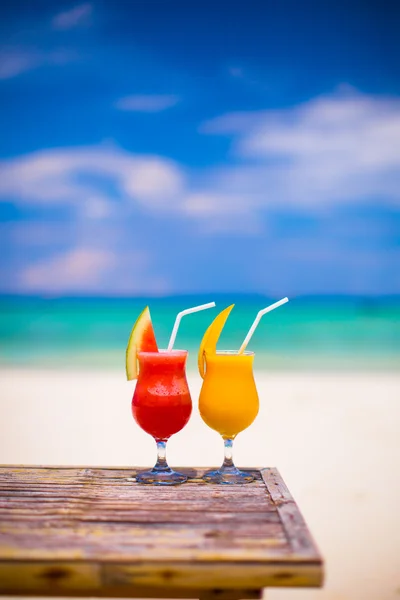 Dois saborosos coquetéis alcoólicos no fundo do mar azul-turquesa — Fotografia de Stock