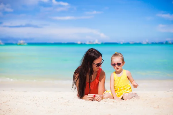 可爱小女孩和热带海滩假期的快乐妈妈 — 图库照片