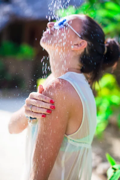 Gelukkig jongedame in tropische douche tijdens strand vacaion — Stockfoto