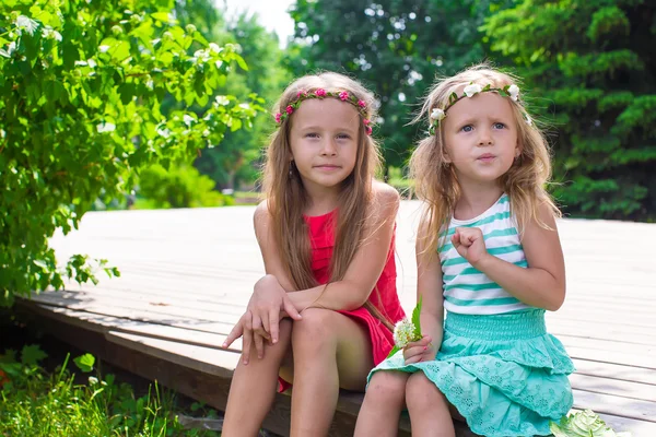 Feliz adorable niñas disfrutando de cálido día de verano —  Fotos de Stock