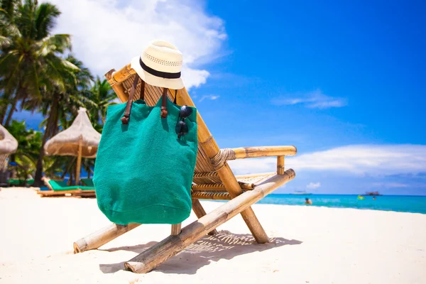 Silla de madera de playa para vacaciones en playa tropical —  Fotos de Stock