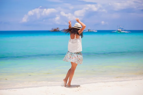 Plaj tropikal tatil sırasında mutlu güzel kız — Stok fotoğraf