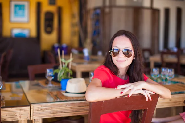 Jovem mulher tomando café da manhã no café ao ar livre em férias de verão — Fotografia de Stock