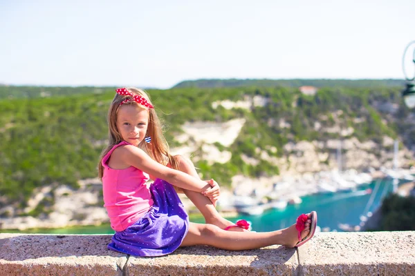 Küçük sevimli kız güzel manzaralı açık havada Bonifacio City, Corsica — Stok fotoğraf