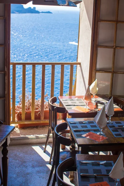 Mesa servida en la cafetería al aire libre con vista perfecta —  Fotos de Stock