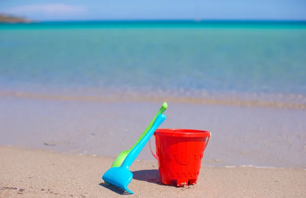 Summer kids beach toys in the white sandy beach — Stock Photo, Image