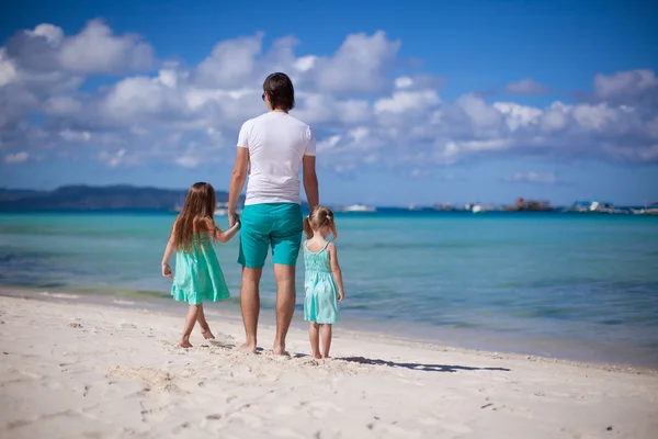 Happy family of two girls and young dad on white beach during summer vacation — Stock Photo, Image