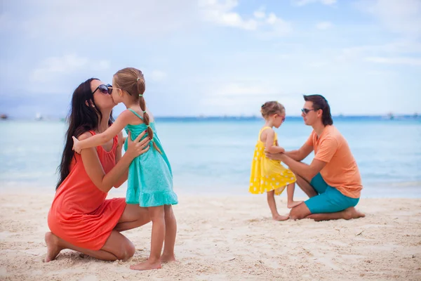 Happy family on white sandy beach — Stock Photo, Image