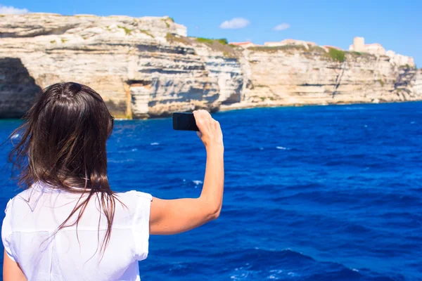 Girl taking pictures on a phone in Bonifacio, Corsica, France — Stock Photo, Image
