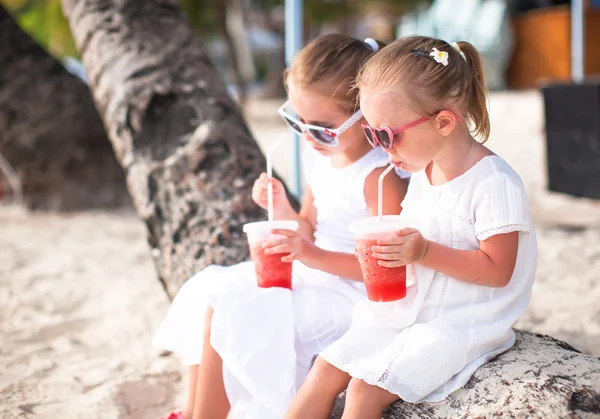 在热带的海滩上喝新鲜西瓜的可爱小女孩 — 图库照片