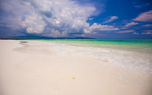 Doskonały tropikalnej plaży turkusowe wody i piaszczystych plaż — Zdjęcie stockowe