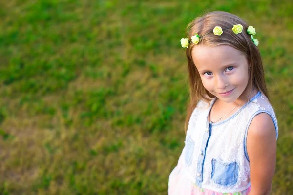 Adorável menina feliz ao ar livre na hora de verão — Fotografia de Stock