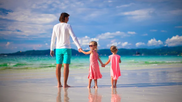 Father and little girls together during tropical vacation — Stock Photo, Image