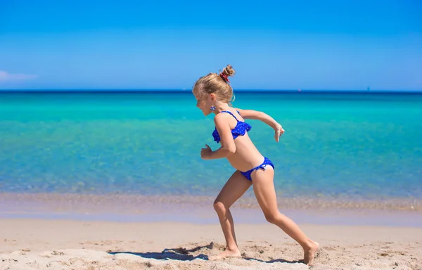 Adorable niña se divierten en la playa tropical de arena blanca —  Fotos de Stock