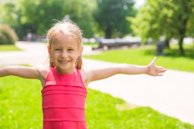 Küçük sevimli kız bahçede çiçek ile