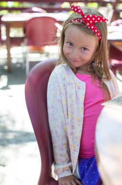 restoranda kahvaltı sevimli küçük kız