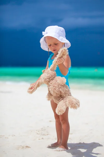 Urocze dziewczynki gry z zabawki podczas wakacji na plaży — Zdjęcie stockowe
