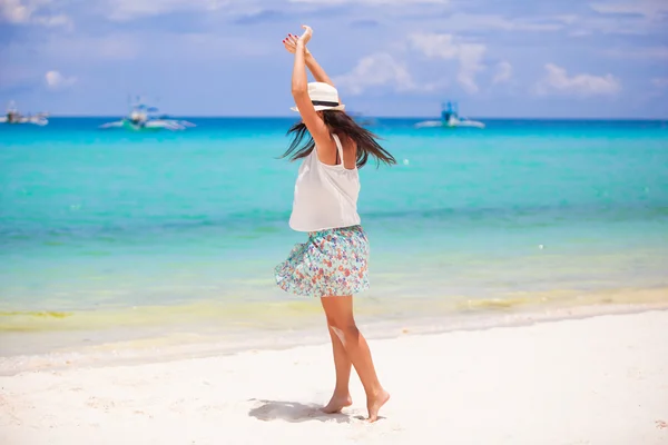 Felice bella ragazza durante la spiaggia vacanza tropicale — Foto Stock